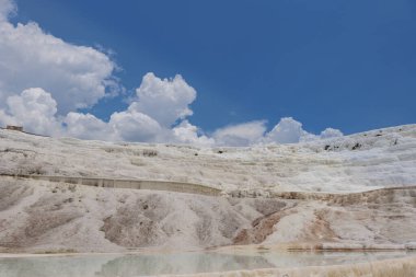 Pamukkale, Trkiye. Ckelez Dağı 'nın yamacında kireçtaşı yatakları oluştu.