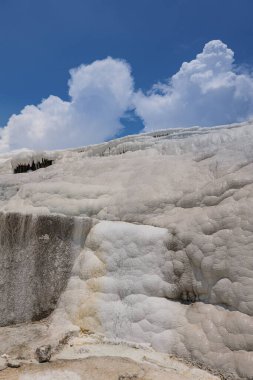 Pamukkale, Trkiye. Ckelez Dağı 'nın yamacında kireçtaşı yatakları oluştu.