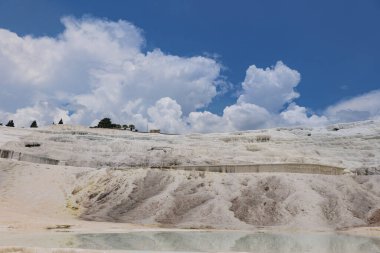 Pamukkale, Trkiye. Ckelez Dağı 'nın yamacında kireçtaşı yatakları oluştu.