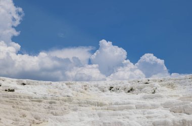 Pamukkale, Trkiye. Ckelez Dağı 'nın yamacında kireçtaşı yatakları oluştu.