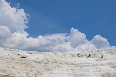 Pamukkale, Trkiye. Ckelez Dağı 'nın yamacında kireçtaşı yatakları oluştu.