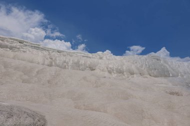 Pamukkale, Trkiye. Ckelez Dağı 'nın yamacında kireçtaşı yatakları oluştu.