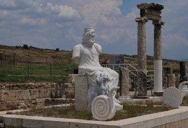 içinde hierapolis antik amfitiyatro