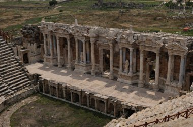 içinde hierapolis antik amfitiyatro