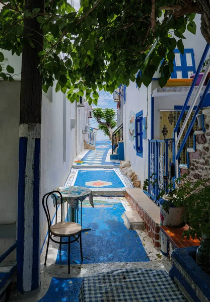 Yazın Yunanistan 'ın Samos adasında mavi cadde