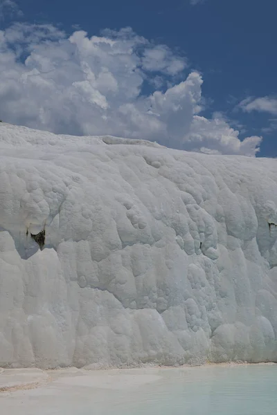 Pamukkale, Trkiye. Ckelez Dağı 'nın yamacında kireçtaşı yatakları oluştu.