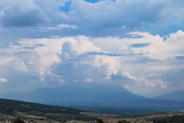 Pamukkale, Trkiye. Ckelez Dağı 'nın yamacında kireçtaşı yatakları oluştu.