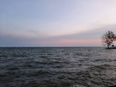 Denizin üzerinde güzel bir gün batımı