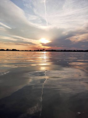 Gölün üzerinde güzel bir gün batımı