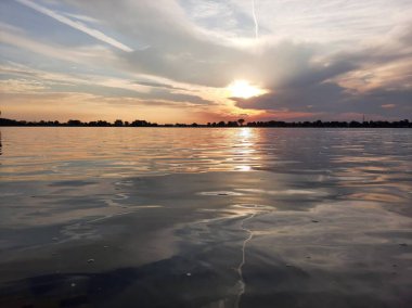Gölün üzerinde güzel bir gün batımı