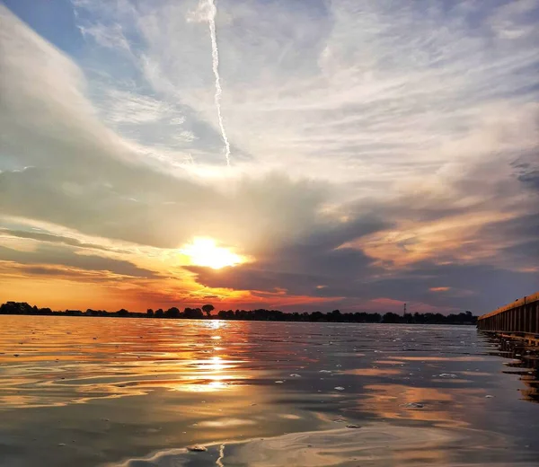 Stock image beautiful sunset over the lake