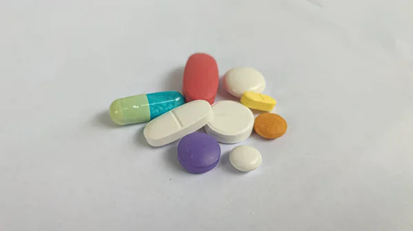 Tabletten Und Kapseln Auf Hellem Hintergrund — Stockfoto