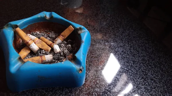 Zigarettenstummel Rauchverbot — Stockfoto