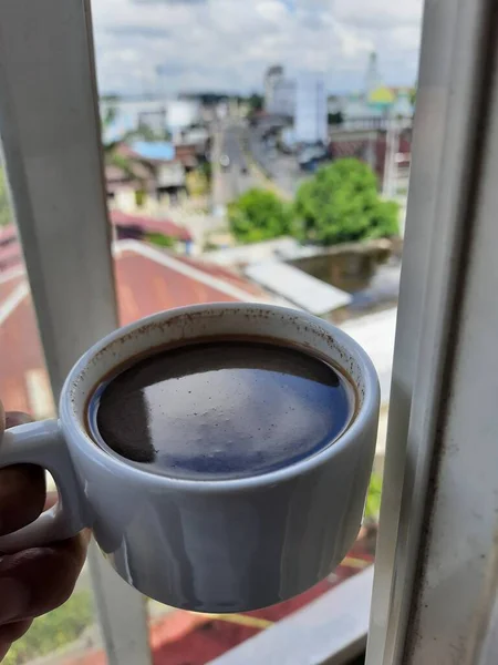 Bir Adam Elinde Bir Fincan Sıcak Kahve Tutuyor — Stok fotoğraf