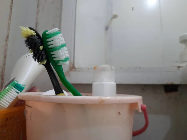 Duas Escovas Dentes Velhas Preto Amarelo Branco Verde Lugar Rosa — Fotografia de Stock