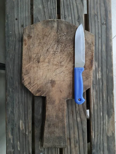 Niebieskim Nożem Stali Nierdzewnej Drewnianej Desce Krojenia Która Została Zadrapana — Zdjęcie stockowe