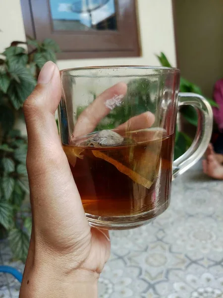 Рука Жінки Тримає Склянку Чаю Вранці — стокове фото