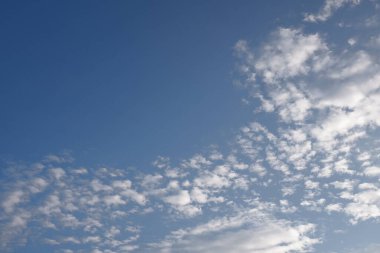 Yazın bulutlu mavi gökyüzü, gökyüzü manzarası, ufukta mavi gökyüzü