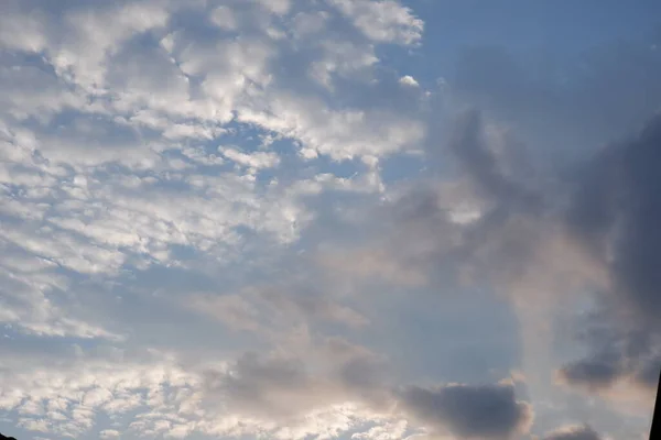 Błękitne Niebo Burzliwymi Chmurami Letni Dzień Tło Panoramy Nieba Błękitne — Zdjęcie stockowe
