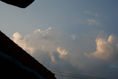 Yazın bulutlu mavi gökyüzü, mavi gökyüzü arkaplanı, ufukta mavi gökyüzü