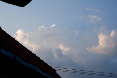 Yazın bulutlu mavi gökyüzü, mavi gökyüzü arkaplanı, ufukta mavi gökyüzü