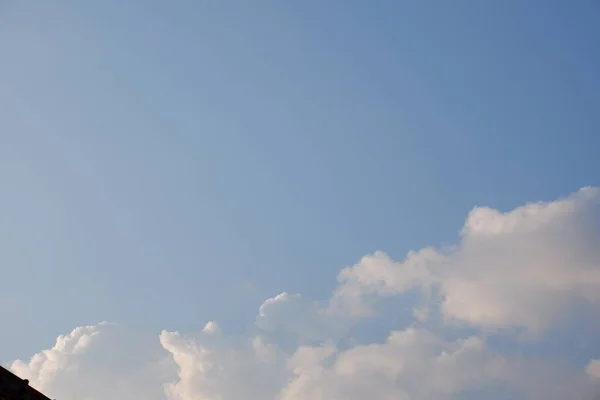Panorama Błękitne Niebo Chmurami Letni Dzień — Zdjęcie stockowe