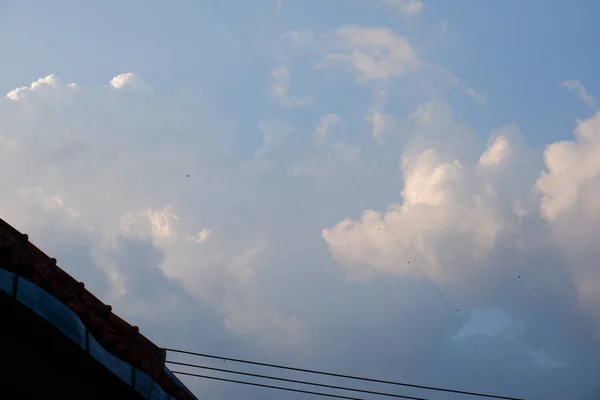 Μπλε Ουρανός Σύννεφα Την Ημέρα Του Καλοκαιριού Πανόραμα Μπλε Φόντο — Φωτογραφία Αρχείου