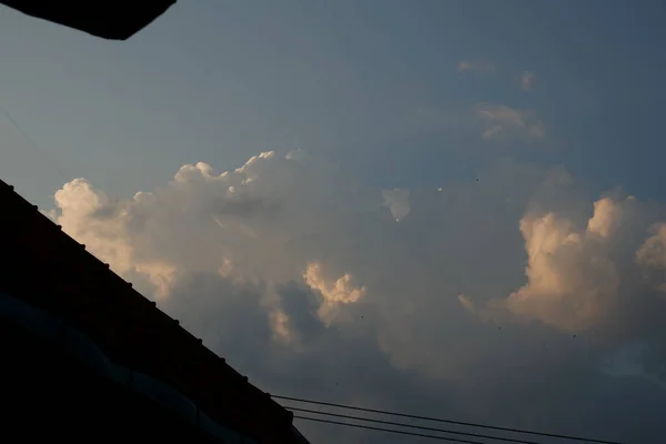 Błękitne Niebo Chmurami Letni Dzień Panorama Błękitne Niebo Tło Błękitne — Zdjęcie stockowe