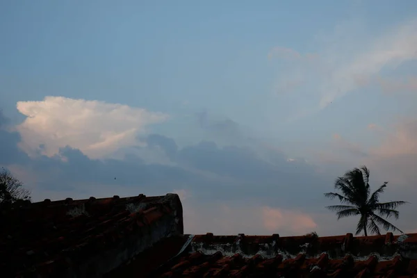 Blauer Himmel Mit Wolken Sommertag Panoramablauer Himmelshintergrund Blauer Himmel Horizont — Stockfoto