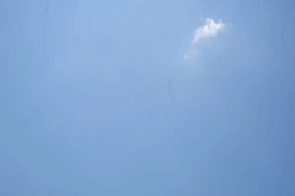 Jasne Błękitne Niebo Puszystymi Chmurami Letni Dzień — Zdjęcie stockowe