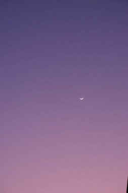 Mor gökyüzünde yarım ay