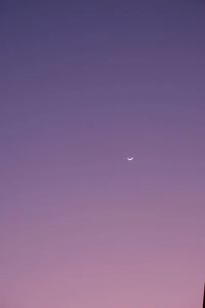 Полулуние Фиолетовом Небе — стоковое фото