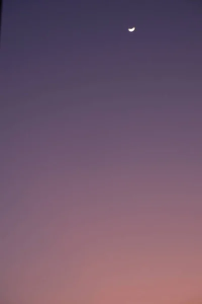 Вертикальный Снимок Полулуны Фиолетовом Небе — стоковое фото