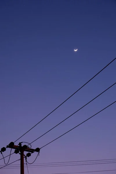 Napięcie Kabla Półksiężyc Fioletowym Niebie — Zdjęcie stockowe