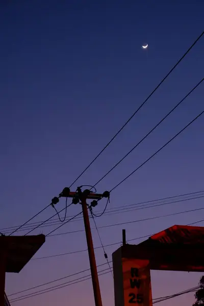 Turmspannung Und Halbmond Violetten Himmel — Stockfoto