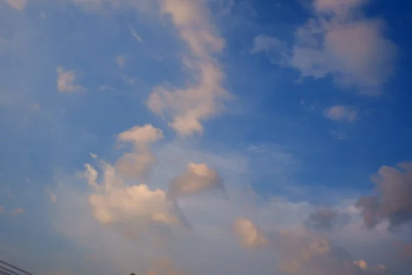 Tło Błękitne Niebo Puszystymi Chmurami Letni Dzień — Zdjęcie stockowe