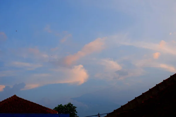 Blauwe Lucht Met Pluizige Wolken Zomerdag — Stockfoto