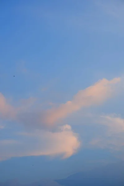 Cielo Azul Con Nubes Esponjosas Día Verano — Foto de Stock