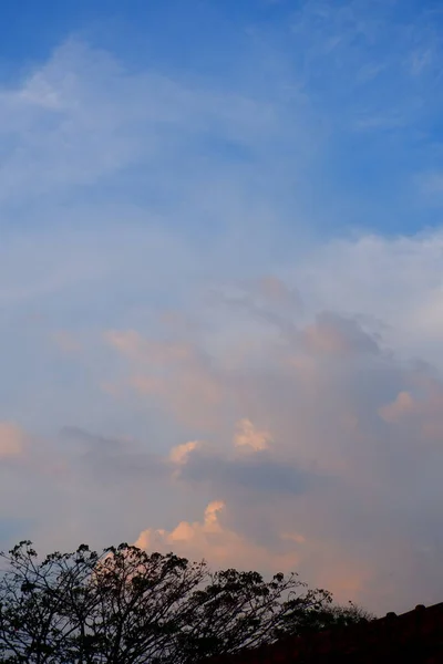Céu Azul Com Nuvens Fofas Dia Verão — Fotografia de Stock