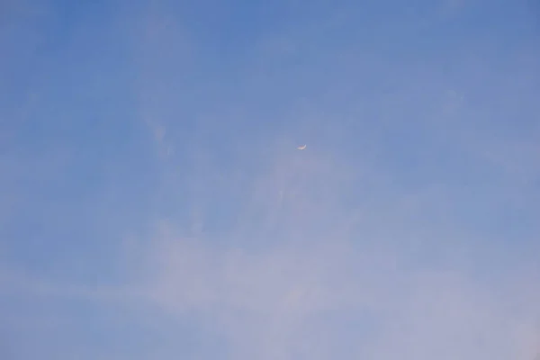 Cielo Azul Con Nubes Esponjosas Día Verano — Foto de Stock
