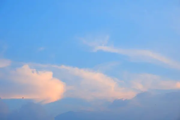 Błękitne Niebo Puszystymi Chmurami Letni Dzień — Zdjęcie stockowe