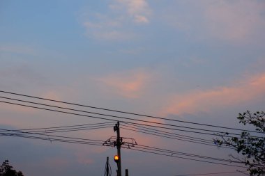 Arka planda akşam gökyüzü olan sokak lambası