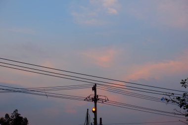 Arka planda akşam gökyüzü olan sokak lambası