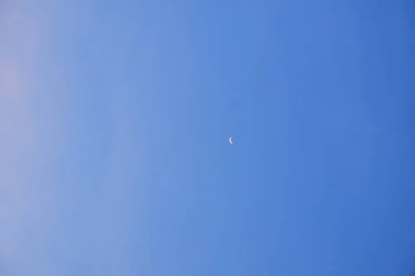 夏日蓝天上的半月形 — 图库照片