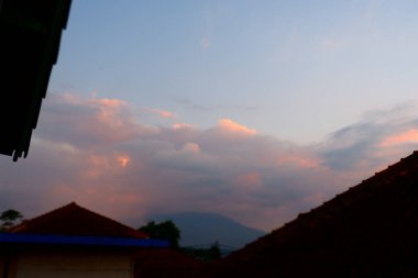 Gün batımının güzel bir görüntüsü  