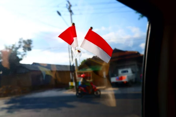 Die Rot Weiße Flagge Zum Indonesischen Unabhängigkeitstag Ist Autofenster Angebracht — Stockfoto