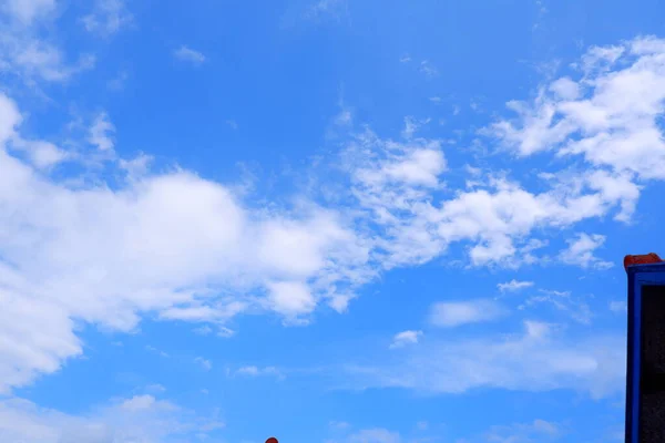 Błękitne Niebo Białymi Puszystymi Chmurami Letni Dzień — Zdjęcie stockowe