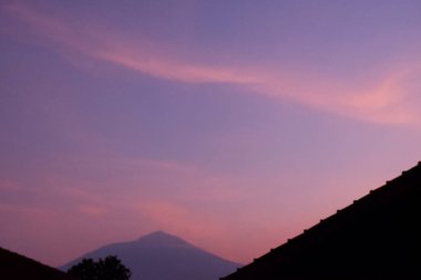 Günbatımı gökyüzü arka planı, manzara günbatımı ışığı, gökyüzü manzarası arka plan