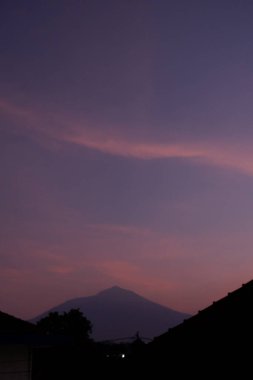 Günbatımı gökyüzü arka planı, manzara günbatımı ışığı, gökyüzü manzarası arka plan
