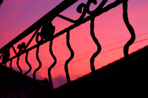 Silhouette Des Zauns Von Unten Fotografiert Und Hintergrund Der Sonnenuntergang — Stockfoto